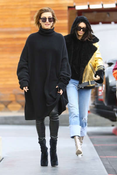 MCFan_for_Celeblounge_HQCelebCorner03-01-2017_08-58Kendall_Jenner2C_Hailey_Baldwin_12_-_Copia.jpg