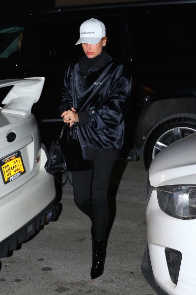 MCFan_for_Celeblounge_HQCelebCorner16-01-2017_07-57Kendall_Jenner2C_Hailey_Baldwin_19.jpg