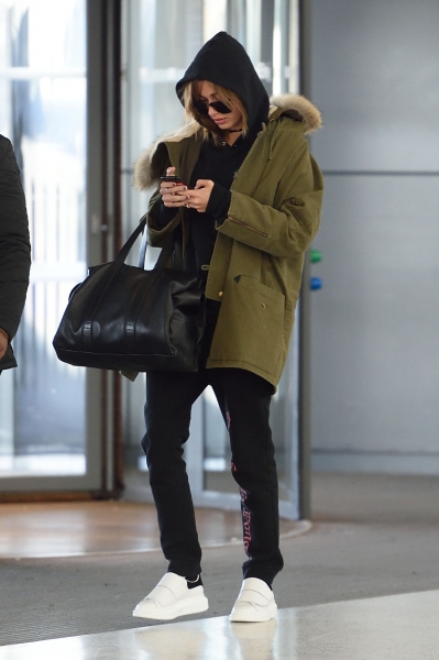 MCFan_for_Celeblounge_HQCelebCorner20-12-2016_07-46Hailey_Baldwin_08.jpg