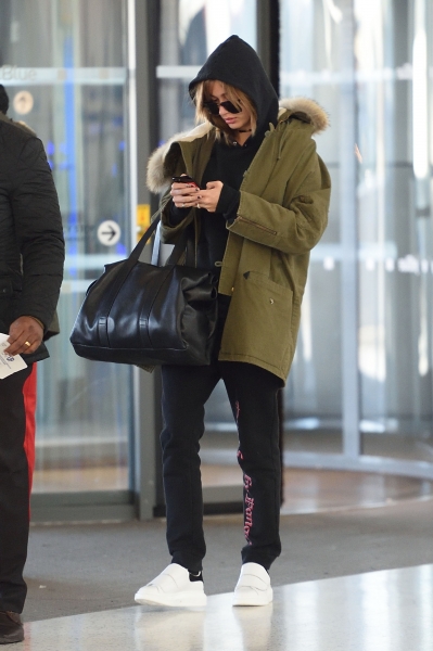 MCFan_for_Celeblounge_HQCelebCorner20-12-2016_07-46Hailey_Baldwin_09.jpg