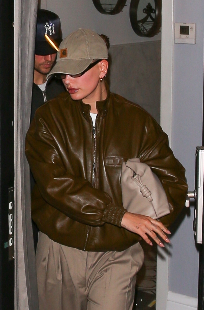Portal_Hailey_Bieber_282429~1.jpg