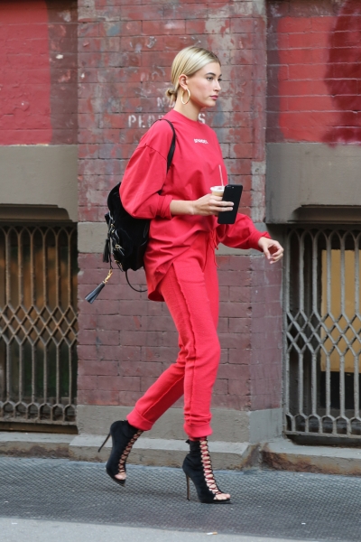 Startraks_Hailey_Baldwin_in_Soho_1141502792.jpg