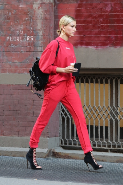 Startraks_Hailey_Baldwin_in_Soho_1141502793.jpg