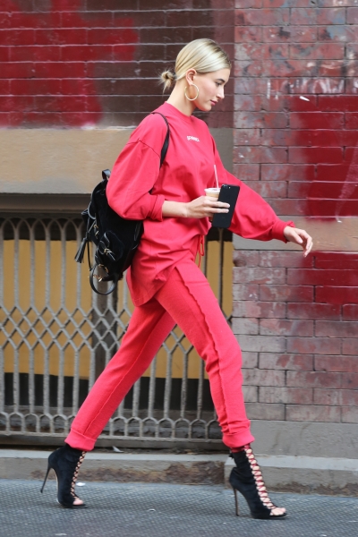 Startraks_Hailey_Baldwin_in_Soho_1141502794.jpg