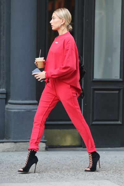 Startraks_Hailey_Baldwin_in_Soho_1141502798.jpg