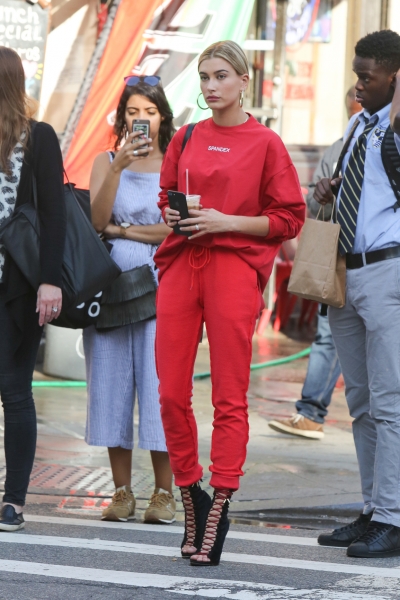 Startraks_Hailey_Baldwin_in_Soho_1141502800.jpg