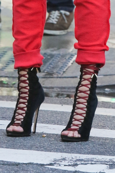 Startraks_Hailey_Baldwin_in_Soho_1141502801.jpg