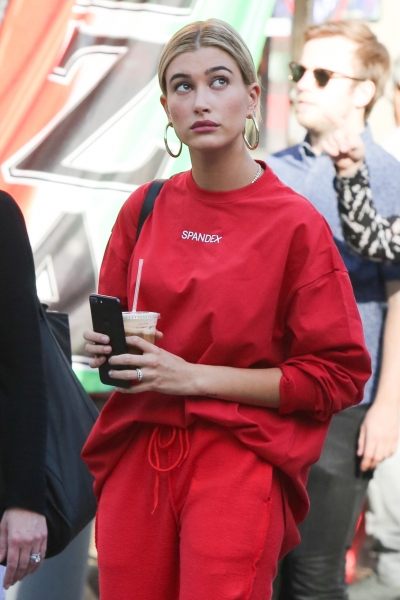 Startraks_Hailey_Baldwin_in_Soho_1141502802.jpg