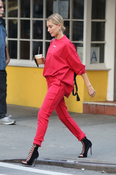 Startraks_Hailey_Baldwin_in_Soho_1141502803.jpg