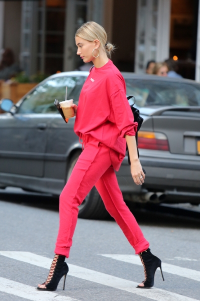 Startraks_Hailey_Baldwin_in_Soho_1141502804.jpg