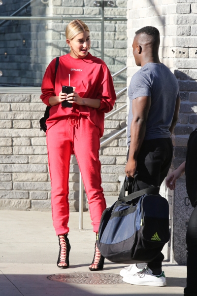 Startraks_Hailey_Baldwin_in_Soho_1141502806.jpg
