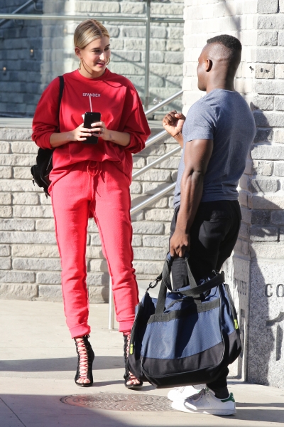 Startraks_Hailey_Baldwin_in_Soho_1141502808.jpg