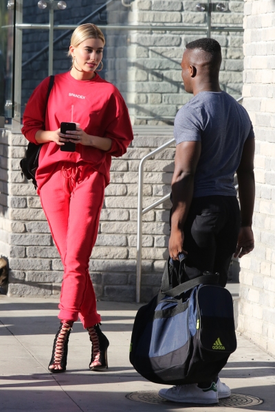 Startraks_Hailey_Baldwin_in_Soho_1141502809.jpg