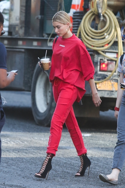 Startraks_Hailey_Baldwin_in_Soho_1141502811.jpg