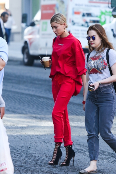 Startraks_Hailey_Baldwin_in_Soho_1141502812.jpg