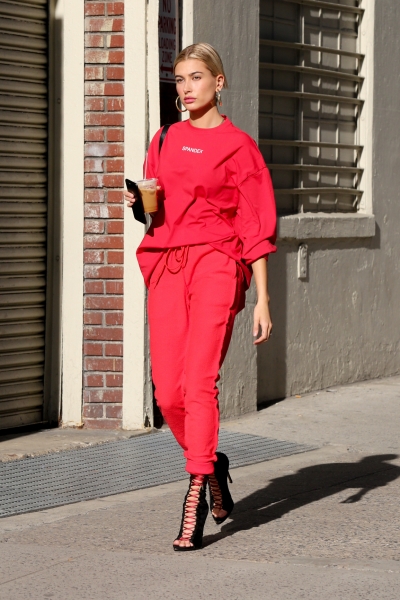 Startraks_Hailey_Baldwin_in_Soho_1141502814.jpg