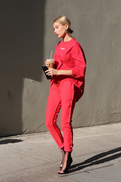 Startraks_Hailey_Baldwin_in_Soho_1141502816.jpg