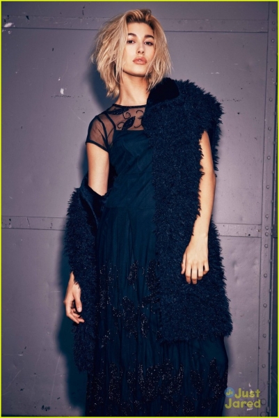 hailee-steinfeld-llama-poses-beyond-hunger-party-08.jpg
