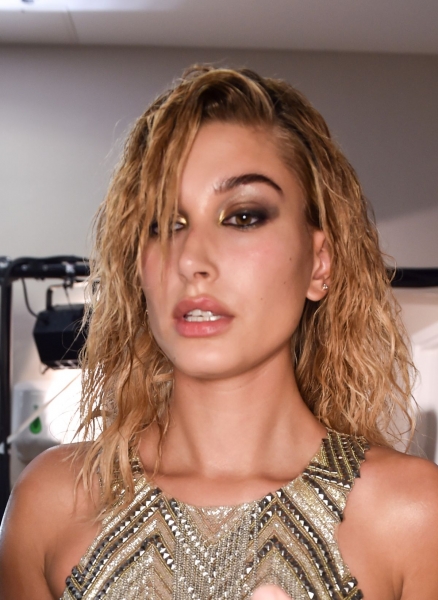 hailey-baldwin-at-julien-macdonald-fashion-show-in-london-09-17-2016_3.jpg