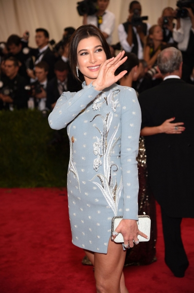 hailey-baldwin-at-met-gala-2015-in-new-york_11.jpg