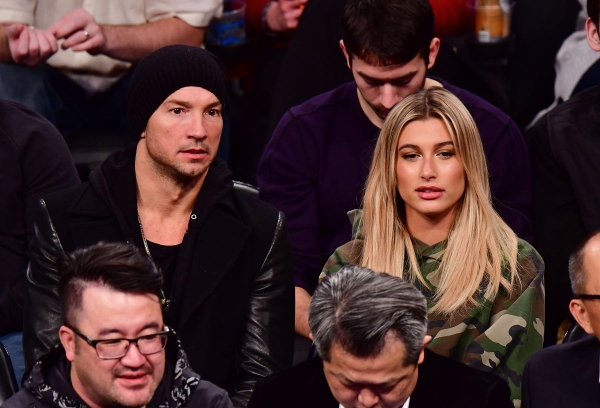 hailey-baldwin-at-nets-game-in-brooklyn-12-14-2016_6.jpg