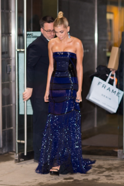 hailey-baldwin-filming-oceans-eight-cameo-in-nyc-11717-2.jpg