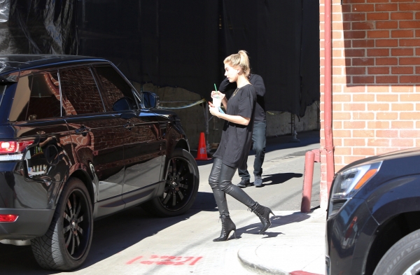 hailey-baldwin-grabbing-a-smoothie-at-kreation-organic-in-beverly-hills-1232015-1.jpg