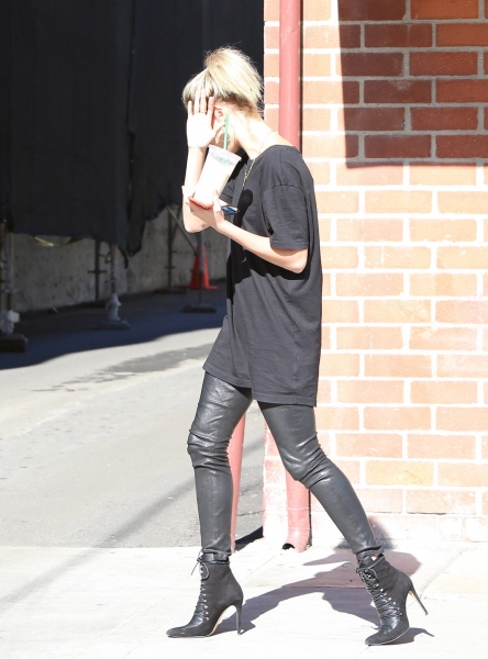 hailey-baldwin-grabbing-a-smoothie-at-kreation-organic-in-beverly-hills-1232015-10.jpg
