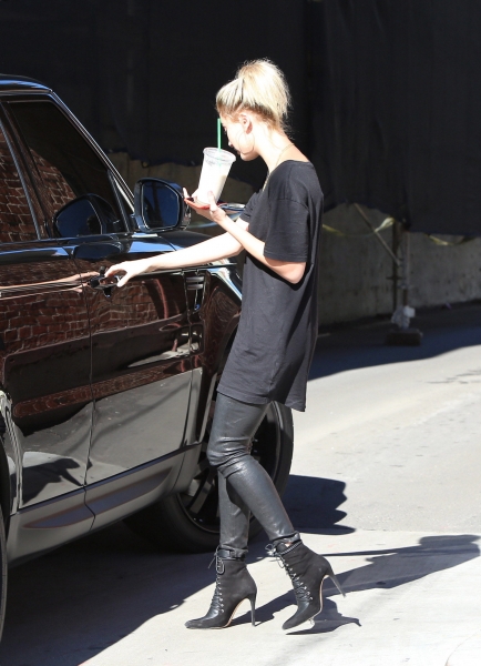 hailey-baldwin-grabbing-a-smoothie-at-kreation-organic-in-beverly-hills-1232015-11.jpg