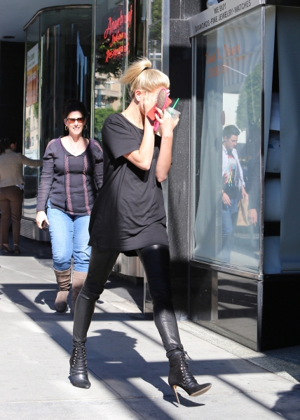 hailey-baldwin-grabbing-a-smoothie-at-kreation-organic-in-beverly-hills-1232015-14.jpg