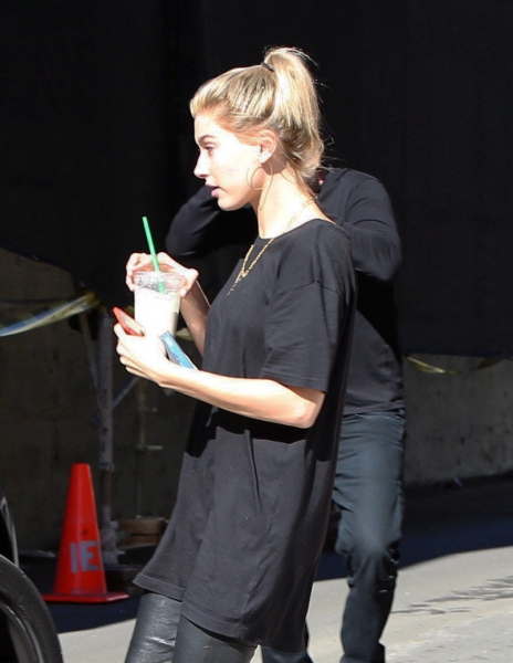 hailey-baldwin-grabbing-a-smoothie-at-kreation-organic-in-beverly-hills-1232015-2.jpg