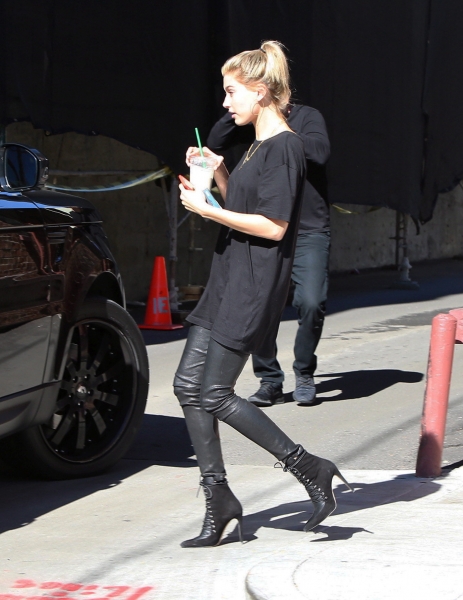 hailey-baldwin-grabbing-a-smoothie-at-kreation-organic-in-beverly-hills-1232015-3.jpg