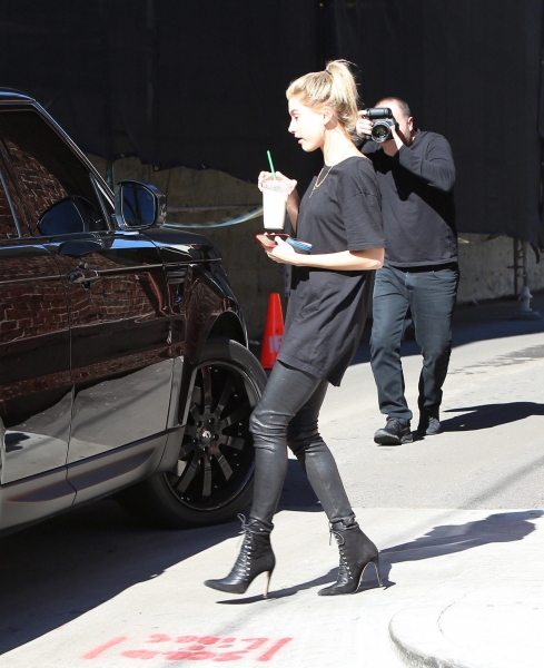 hailey-baldwin-grabbing-a-smoothie-at-kreation-organic-in-beverly-hills-1232015-4.jpg