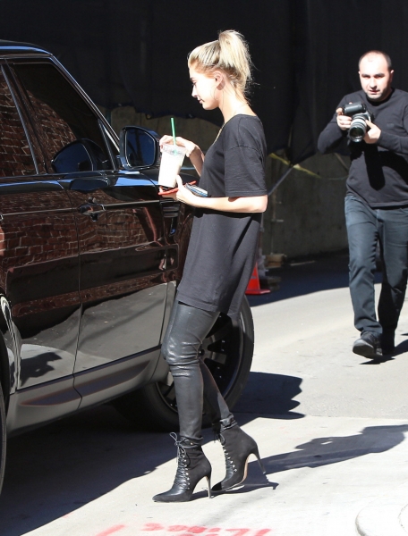 hailey-baldwin-grabbing-a-smoothie-at-kreation-organic-in-beverly-hills-1232015-5.jpg