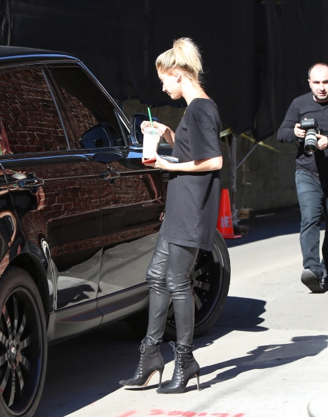 hailey-baldwin-grabbing-a-smoothie-at-kreation-organic-in-beverly-hills-1232015-7.jpg