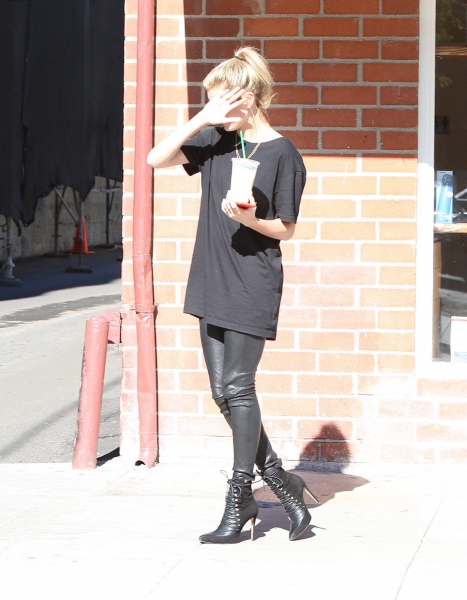 hailey-baldwin-grabbing-a-smoothie-at-kreation-organic-in-beverly-hills-1232015-8.jpg