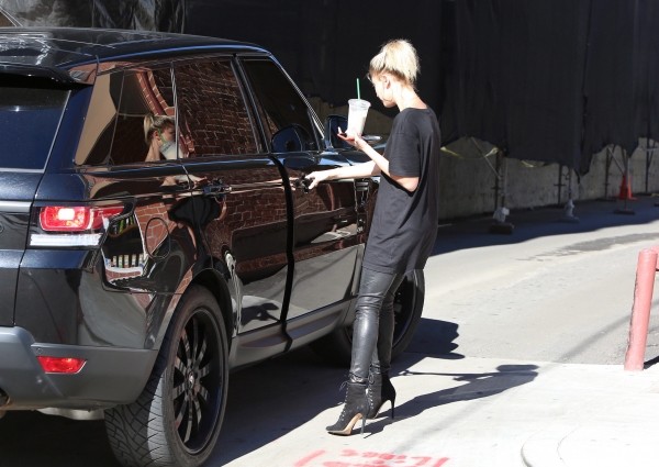 hailey-baldwin-grabbing-a-smoothie-at-kreation-organic-in-beverly-hills-1232015.jpg