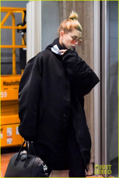 hailey-baldwin-jets-off-to-paris-04.jpg