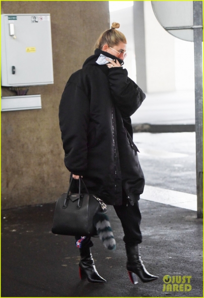 hailey-baldwin-jets-off-to-paris-05.jpg