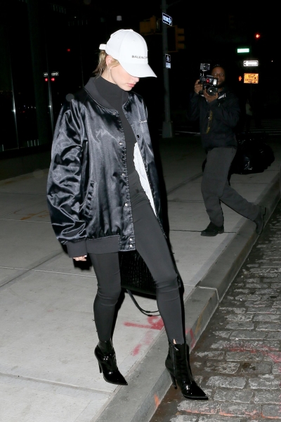 hailey-baldwin-out-and-about-in-new-york-01-15-2017_10.jpg