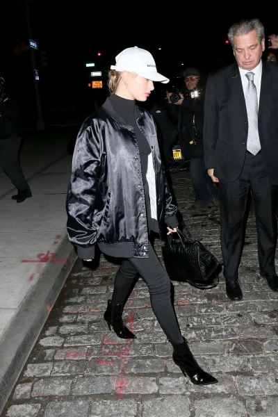 hailey-baldwin-out-and-about-in-new-york-01-15-2017_11.jpg