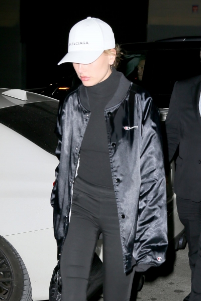 hailey-baldwin-out-and-about-in-new-york-01-15-2017_12.jpg