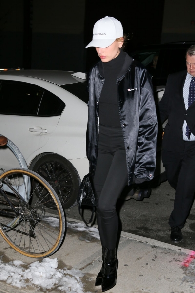 hailey-baldwin-out-and-about-in-new-york-01-15-2017_13.jpg