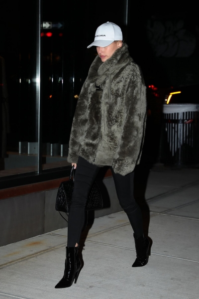 hailey-baldwin-out-and-about-in-new-york-01-15-2017_2.jpg