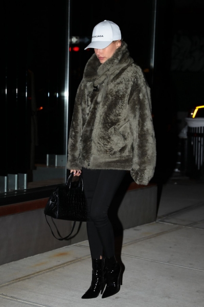hailey-baldwin-out-and-about-in-new-york-01-15-2017_3.jpg
