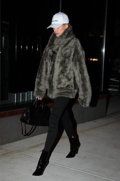 hailey-baldwin-out-and-about-in-new-york-01-15-2017_4.jpg