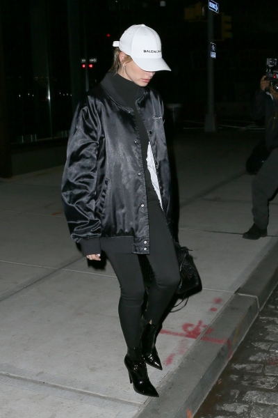 hailey-baldwin-out-and-about-in-new-york-01-15-2017_9.jpg