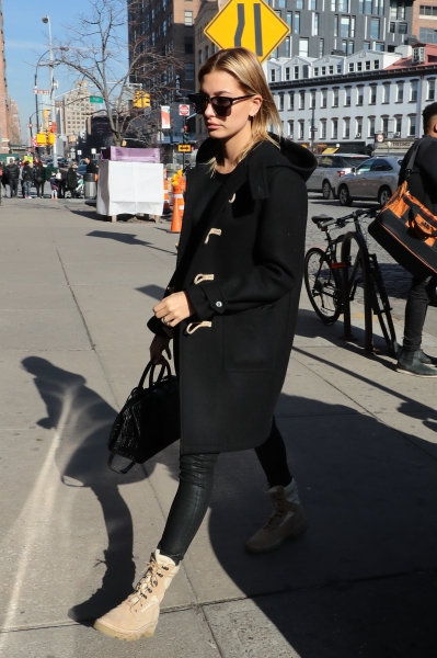 hailey-baldwin-shopping-in-nyc-11617-11.jpg