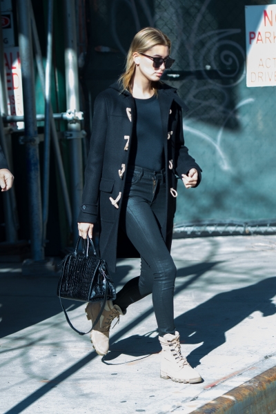 hailey-baldwin-shopping-in-nyc-11617-14.jpg