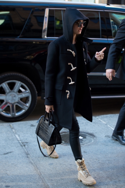 hailey-baldwin-shopping-in-nyc-11617-16.jpg